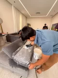 فني تنظيف متخصص في تنظيف الكنب من شركة تنظيف كنبات بالكويت يغسل كنبة قماش فى منزل كويتي