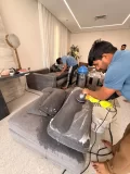 فني من شركة هوازن أفضل شركة تنظيف كنبات بالكويت ينظف كنبة في بيت كويتي