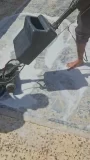 فريق هوازن أثناء تنظيف سجادة كبيرة في مكانها